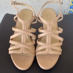 Naturalized Baylor, CremeBrulee pumps.  Size 8